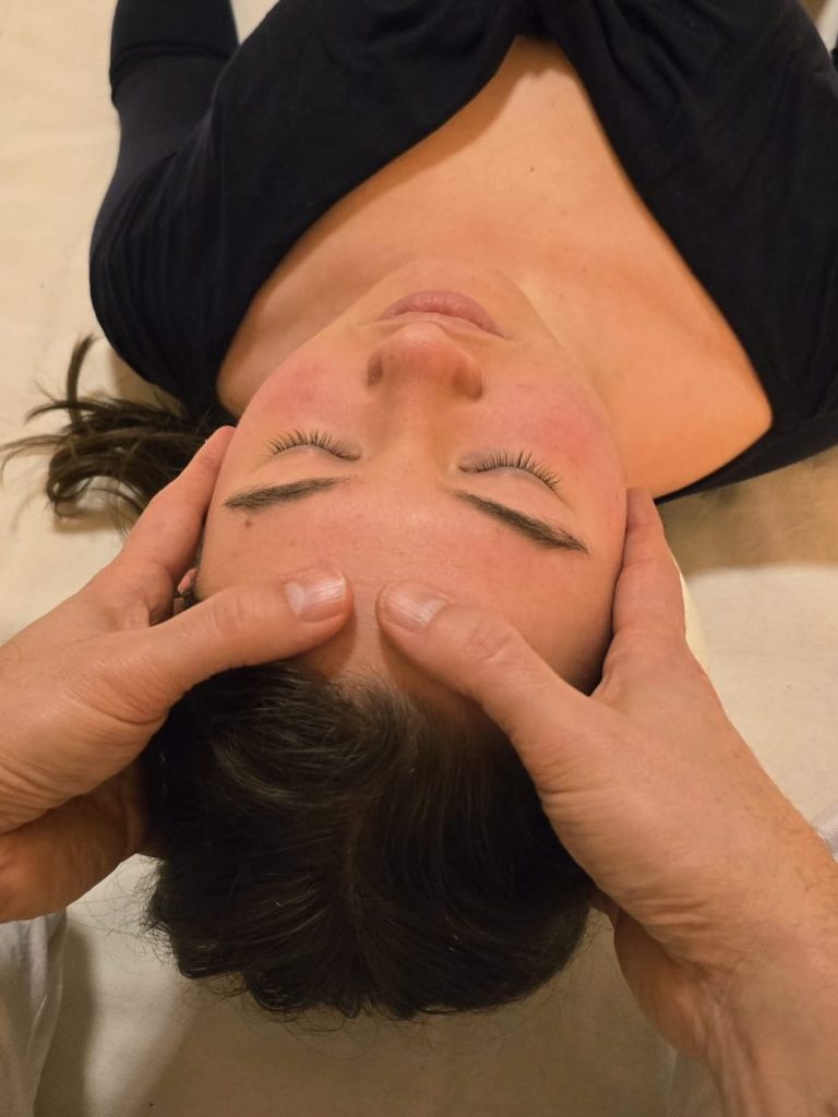 Shiatsu Praxis Berlin – Kopfbehandlung Sanftes Halten des Kopfes während einer Shiatsu-Behandlung in der Shiatsu Quelle in Berlin-Mitte.